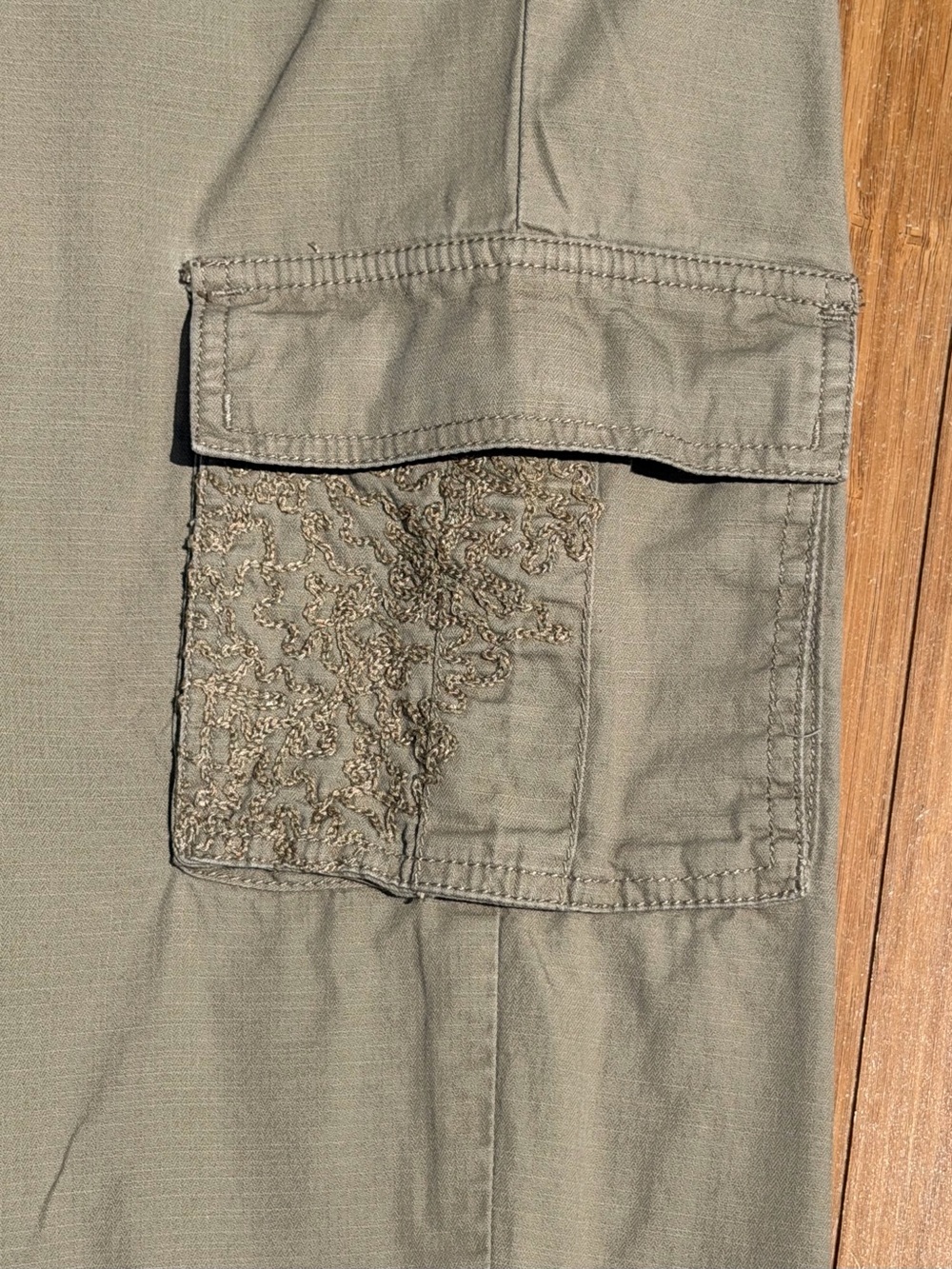 Chico's Crop Utility Cargo Pants Tan Lace Trim Capris Size 2 Gorpcore Cotton - Picture 5 of 11